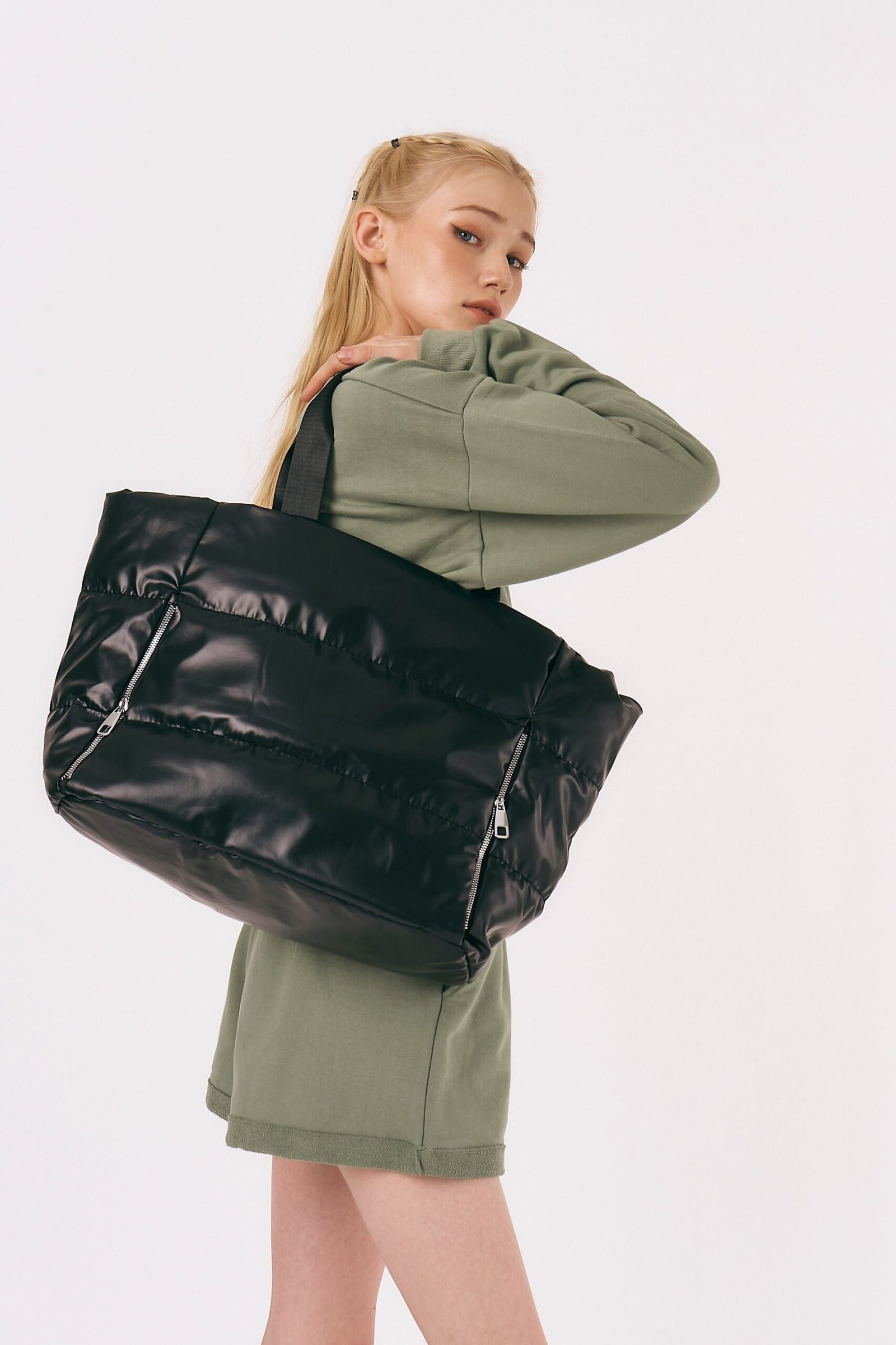 OversizedQuiltedTote_02_ba9d3039-b8b6-40ca-9074-a17452998a5a-scaled-1.jpg